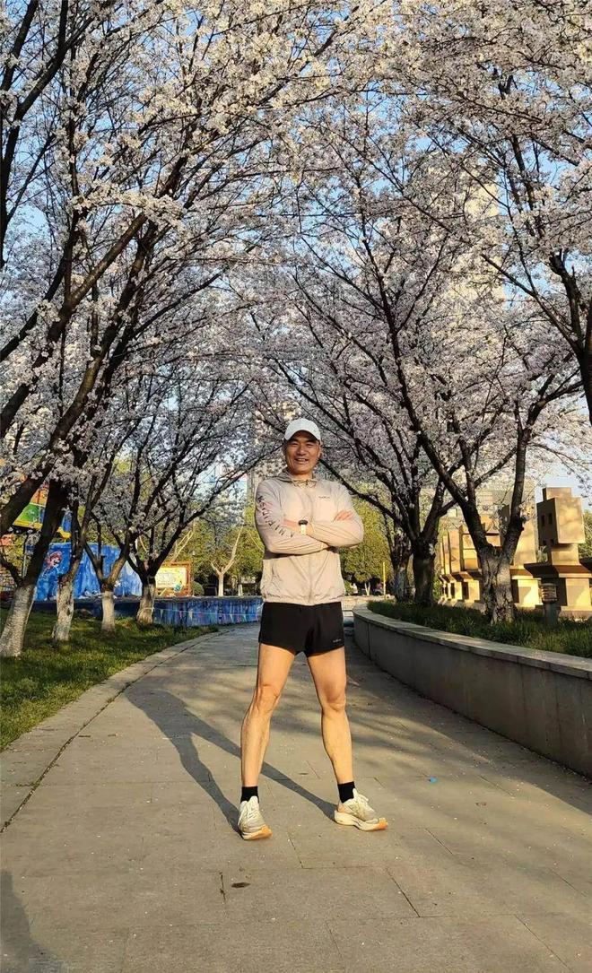 坠落！浙江52岁大叔跃入5米深潭救人AG真人娱乐女子不慎从20米高瀑布(图1)